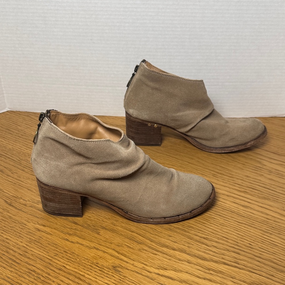 BEEK Eaglet‎ Block Heel Sone/Taupe Tan Suede Slouchy Ankle Boots Back Zip Size 9